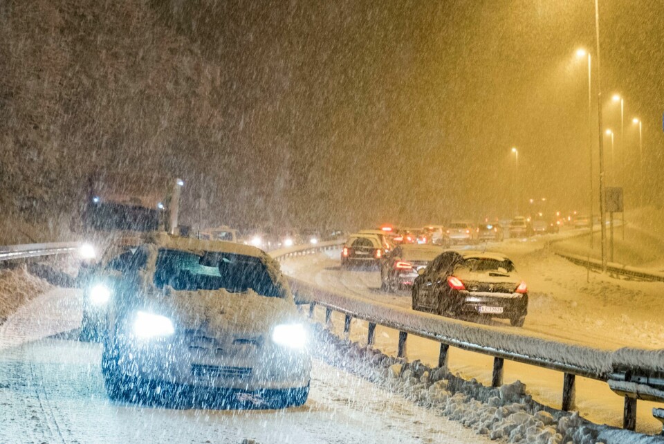 Bilde fra da store mengder snø skapte kaos i trafikken i Søgne i 2018. Nyttårshelgen må beboere og reisende på Sørlandet være forberedt på krevende forhold når det kan komme opptil én meter snø. Bilde fra da store mengder snø skapte kaos i trafikken i Søgne i 2018. Nyttårshelgen må beboere og reisende på Sørlandet være forberedt på krevende forhold når det kan komme opptil én meter snø. Foto: Tor Erik Schrøder / NTB