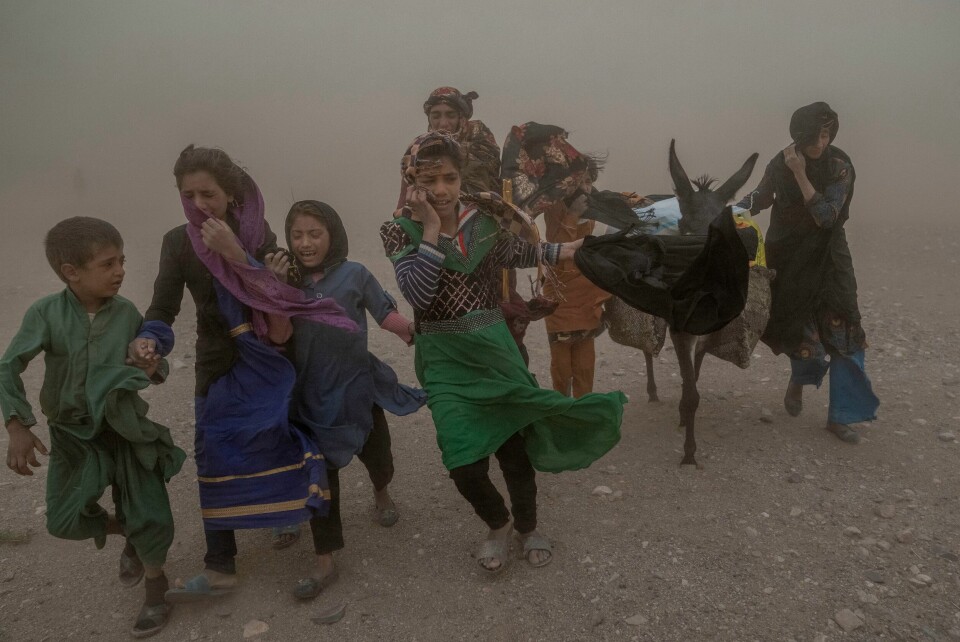 Afghanere strever seg gjennom en sandstorm for å motta nødhjelp etter det katastrofale jordskjelvet i Zenda Jan i Herat-provinsen i Afghanistan i starten av oktober. Over tusen mennesker mistet livet i naturkatastrofen, som inntraff på samme tidspunkt som krigsutbruddet mellom Israel og Hamas. Afghanere strever seg gjennom en sandstorm for å motta nødhjelp etter det katastrofale jordskjelvet i Zenda Jan i Herat-provinsen i Afghanistan i starten av oktober. Over tusen mennesker mistet livet i naturkatastrofen, som inntraff på samme tidspunkt som krigsutbruddet mellom Israel og Hamas. Foto: Ebrahim Noroozi / AP / NTB