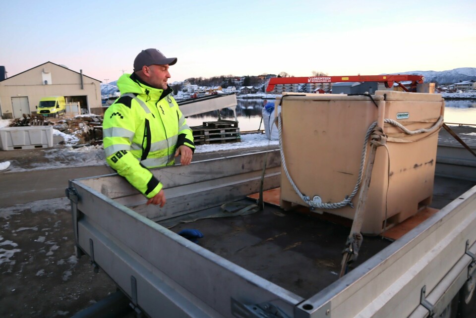 Ken-Richard Hansen er kritisk til all rapporteringen fiskere må forholde seg til, og mener de blir uglesett av myndighetene. Ken-Richard Hansen og Julian Andreassen på kaia i Brønnøysund.