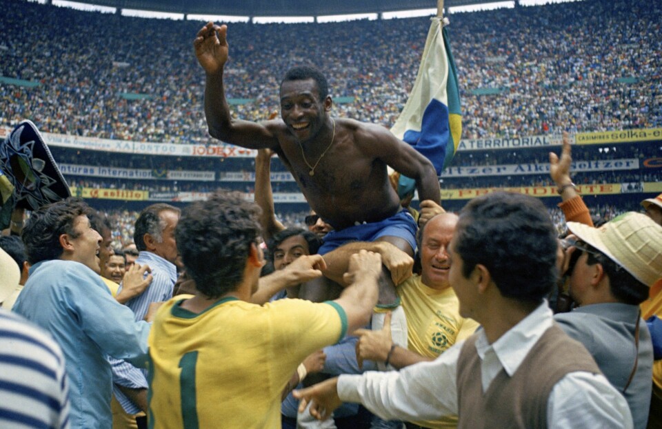 Pelé hadde ikke vært fornøyd med tilstanden til det nåværende brasilianske fotballandslaget, mener sønnen. Pelé hedres i hjemlandet. Foto: AP Photo, File / NTB