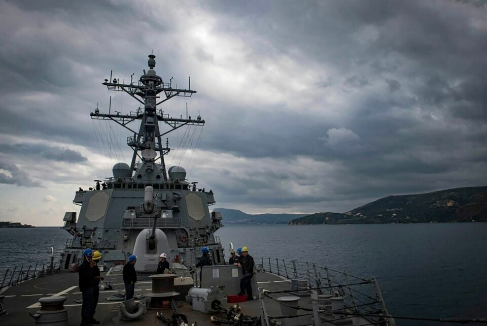 USS Carney er jager av Arliegh Burke-klassen. Ingen skip er truffet i angrepene, ifølge den amerikanske kilden. Den amerikanske jageren USS Carney, her i et bilde fra 2018, har skutt ned en sverm på 14 droner i Rødehavet lørdag, opplyser den amerikanske sentralkommandoen. Foto: Ryan U. Kledzik / U.S. Navyvia AP / NTB