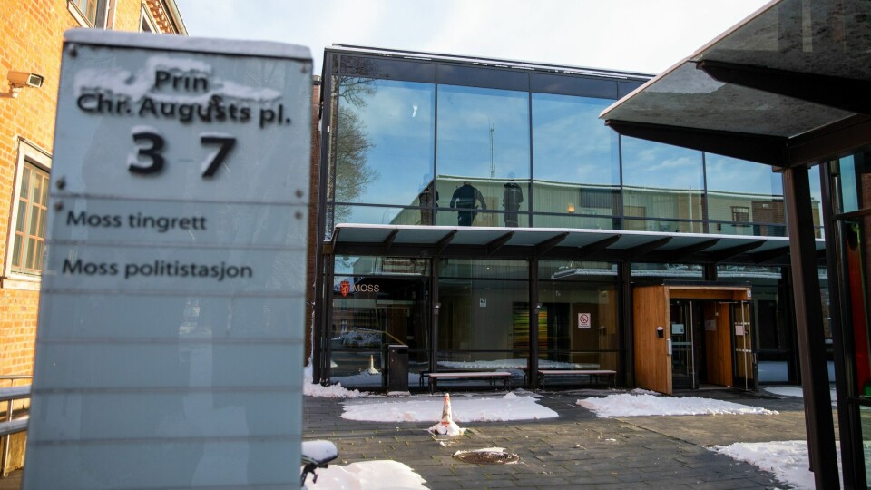Uniformert politi var til stede utenfor og i rettssalen under fengslingsmøtet i Moss, rett ved der skytingen skjedde. Uniformert politi var til stede utenfor og i rettssalen under fengslingsmøtet i Moss, rett ved der skytingen skjedde.