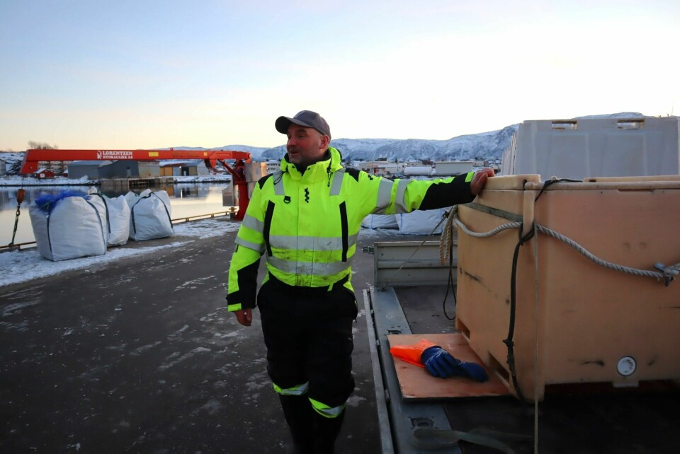 Ken-Richard Hansen er lokallagsleder i Brønnøy Fiskarlag, og sier de ikke har tid til å reise ned til Oslo og lobbyere for saken sin. Ken-Richard Hansen og Julian Andreassen på kaia i Brønnøysund.