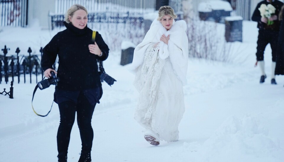 Therese Johaug ankommer kirken i store boots. Therese Johaug og Nils Jakob Hoff gifter seg i Røros kirke nyttårsaften. Therese Johaug ankommer kirken. Foto: Ole Martin Wold / NTB