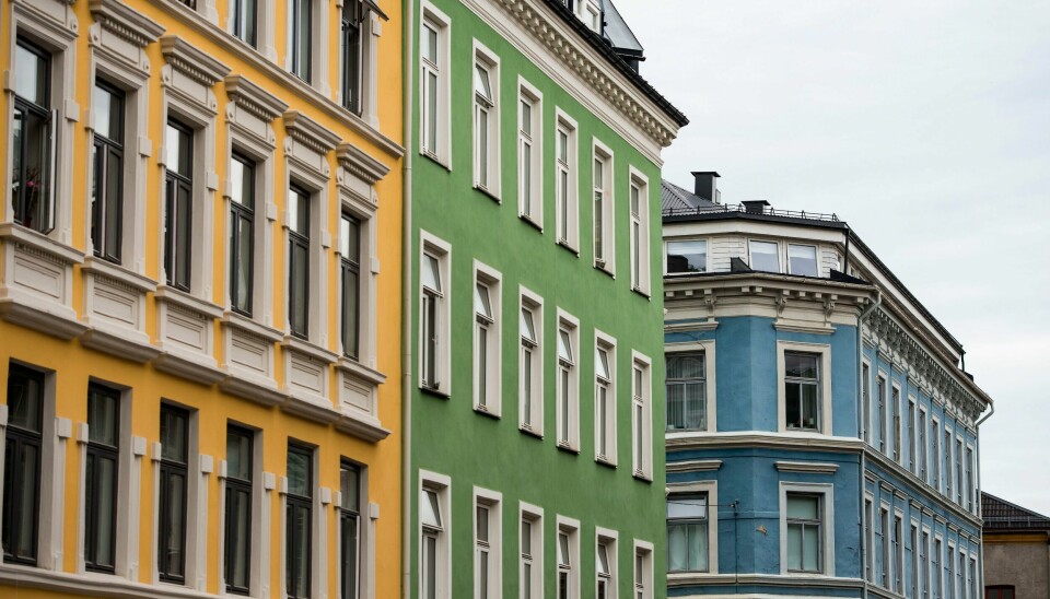 Bak vinduene i Oslo sliter tusenvis av mennesker. Illustrasjonsbilder av boliger i Gamle Oslo. Vinduer