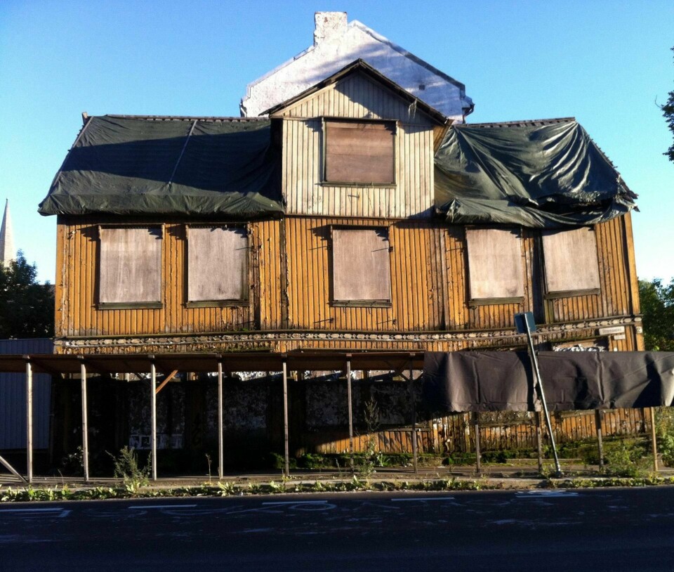 Trehusvillaen i Opplandgata 2 ble revet etter at eier Hans Martin Skoglund hadde latt villaen forfalle i årevis. Til slutt måtte kommunen gå med på riving, huset var kondemnabelt.
