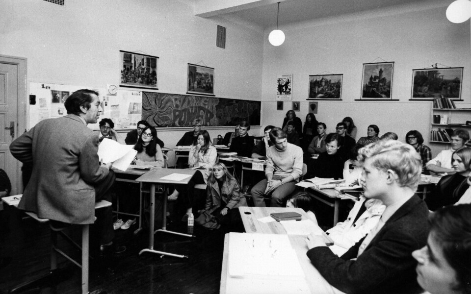 1967: Undervisning i klasserom på Forsøksgymnaset. Elevene har besøk av forfatter Georg Johannesen som leser dikt. FOTO: IVAR AASERUD/NTB SCANPIX