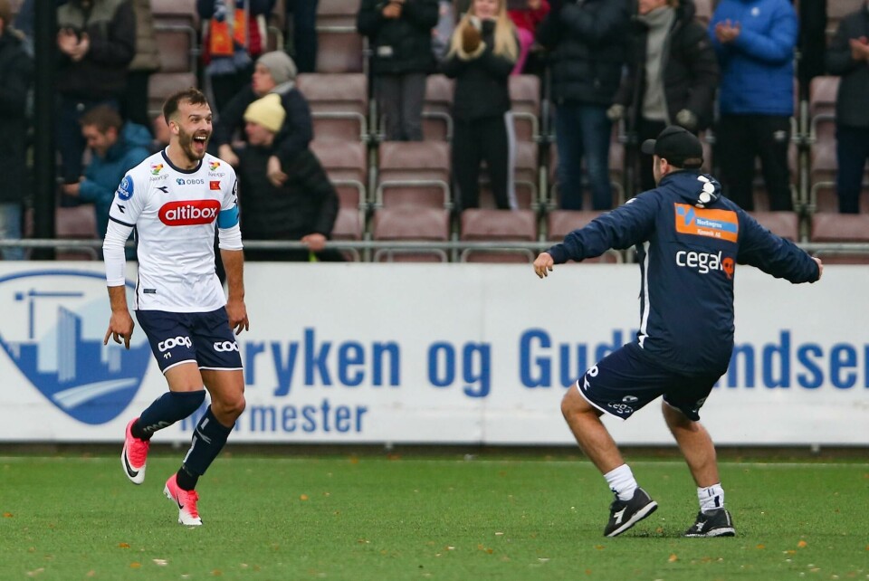 Viking kaptein Zlatko Tripic jubler for lagets tredje scoring under kampen i 1. Divisjon mellom Mjøndalen og Viking på Isachsen Stadion. Foto: Fredrik Hagen / NTB scanpix MJØNDALEN 20181104.Viking kaptein Zlatko Tripic jubler for lagets tredje scoring under kampen i 1. Divisjon mellom Mjøndalen og Viking på Isachsen Stadion.Foto: Fredrik Hagen / NTB scanpix