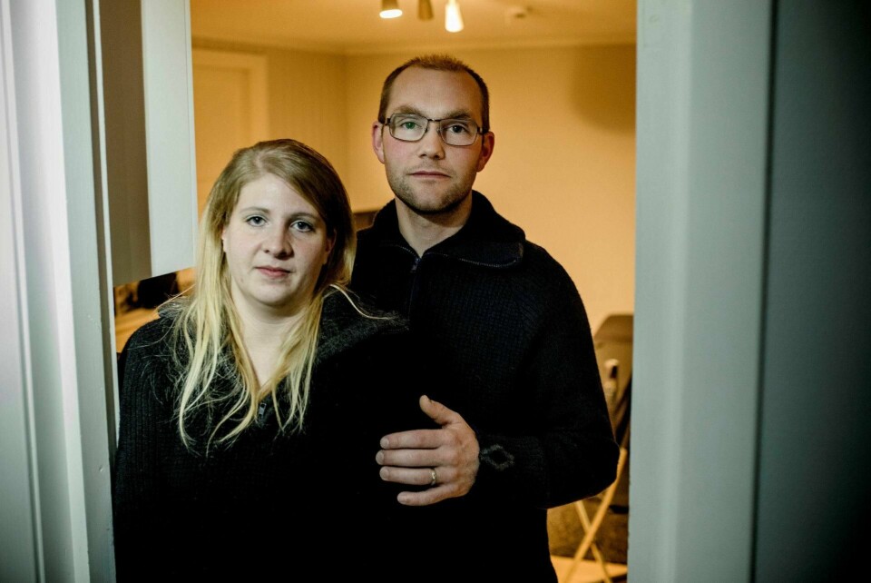 Kathrine og Jarle Amdal Tjensvoll havnet i et økonomisk uføre da Kathrine mistet hele inntekten i flere måneder. – Det kan ikke være sånn at folk skal gå gjennom en så stor påkjenning fordi Nav ikke gjør jobben sin.