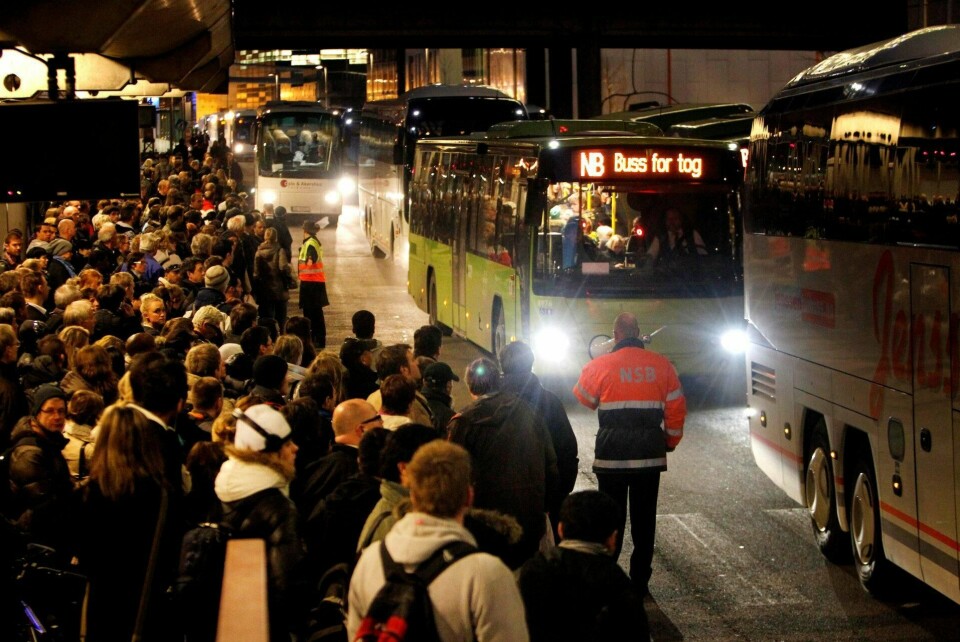 Gjentatte ganger i år har det vært buss for tog på Sørlandsbanen på grunn av blant annet tekniske propblemer, ras, nedrevet kjøreledning, kabelbrann i tunnel og planlagte arbeider. FOTO: CORNELIUS POPPE/NTB SCANPIX