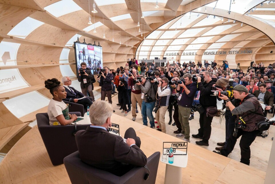 Det er stor interesse fra internasjonal presse under Bokmessen i Frankfurt. Her er det bokmessepresident Juergen Boos, bokhandler og organisator Heinrich Riethmüller og forfatter Chimamanda Ngozi Adichie som er sentrale gjester. Foto: Frankfurter Buchmesse