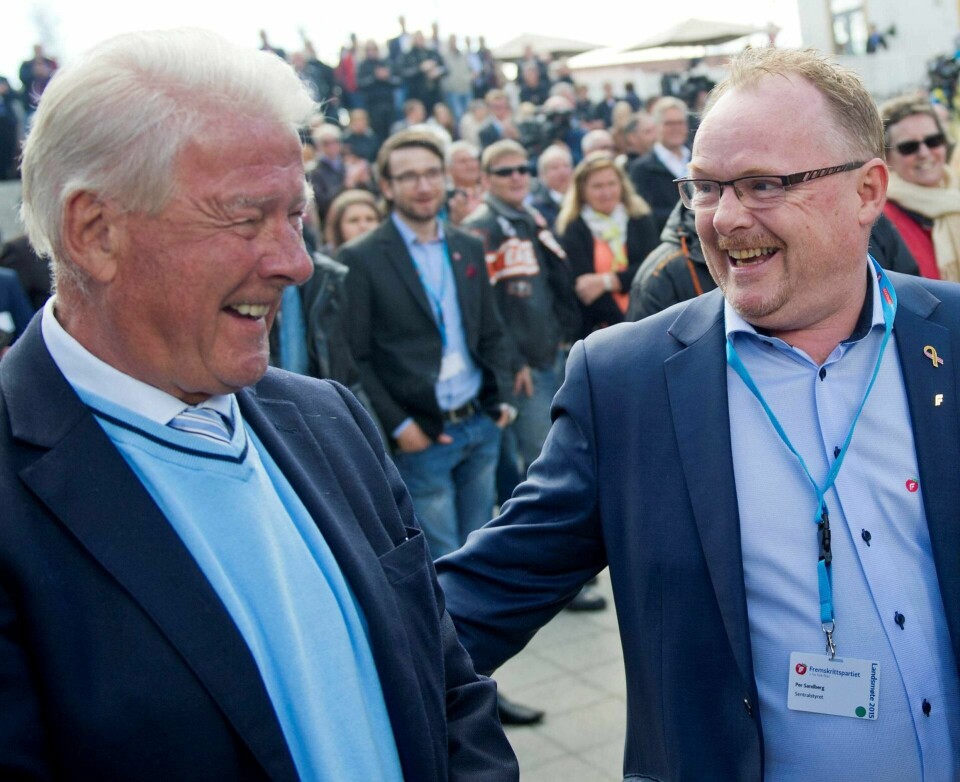 Skepsis til KrF: Frp-nestor Carl I. Hagen og nylig avgåtte fiskeriminister Per Sandberg, her sammen på Jessheim 1. mai 2015, mener KrF må endre tone om de skal få sitte i regjering med Frp. FOTO: JON OLAV NESVOLD/NTB SCANPIX