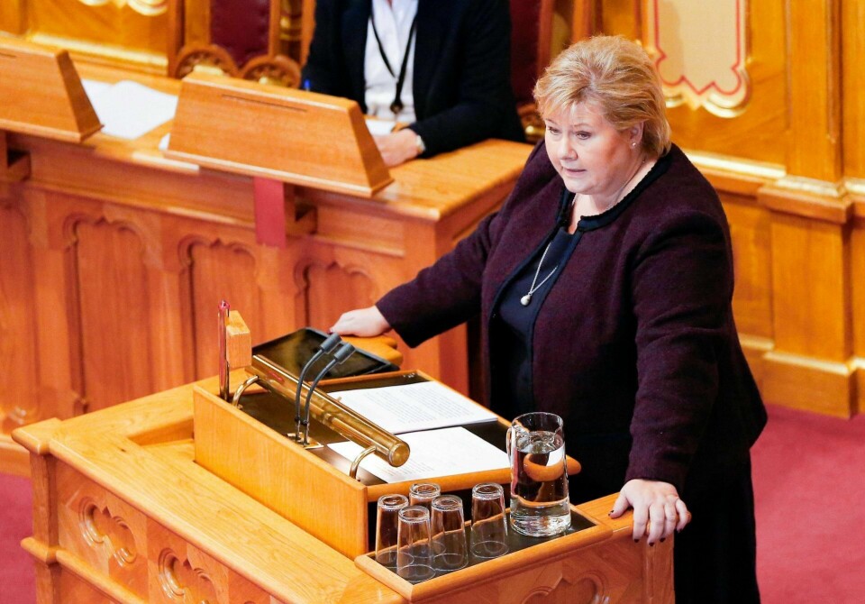 MÅTTE SVARE: Statsminister Erna Solberg ble kjørt i senk av Arbeiderpartiet og SV under Stortingets muntlige spørretime onsdag formiddag. FOTO: FREDRIK HAGEN/NTB SCANPIX