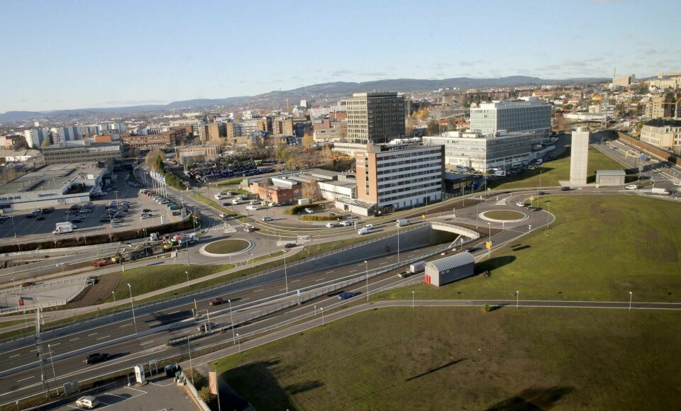 Rett ved Økern torg, der hvor ring 3 går ned i tunnel – til høyre i bildet – skal Oslo kommune bygge et midlertidig «Tøyenbad».