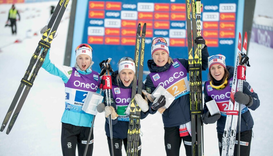 Ingvild Flugstad Østberg (t.v.), Therese Johaug, Ragnhild Haga og Heidi Weng etter stafettseieren på Beitostølen søndag.