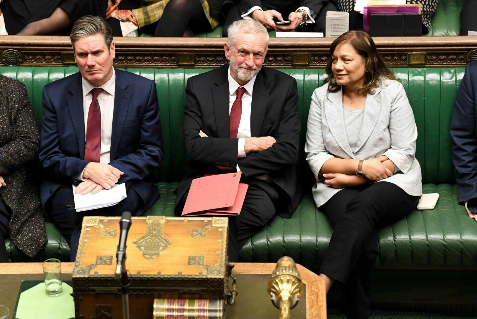 TO TUNGER: Labour kan bli avgjørende i spørsmålet om ny folkeavstemning dersom brexit-avtalen stemmes ned. Mens leder Jeremy Corbyn (i midten) helst ikke vil snakke høyt om en ny folkeavstemning, er skyggebrexitminister Keir Starmer (t.v.) klart for. FOTO: JESSICA TAYLOR/NTB SCANPIX
