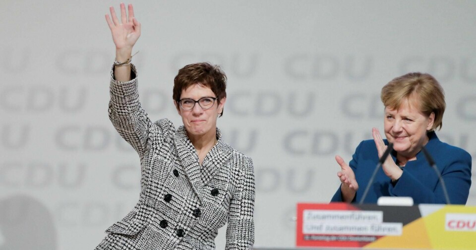 Annegret Kramp-Karrenbauer og Merkel står for mye av den samme sentrumspolitikken. Dermed tyder alt på at storkoalisjonen under forbundskansler Merkels ledelse vil fortsette inntil videre, skriver Erik Sagflaat. FOTO: MARKUS SCHREIBER/NTB SCANPIX