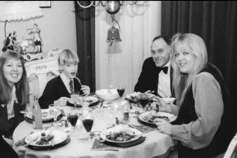 FAMILIEHYGGE: Lillian Hallén (til høyre) med sin far Ulf Thorleif Hallén, søsteren Fonette og Lillians sønn Mats Thorleif i Halléngården julen 1993. FAMILIEHYGGE: Lillian Hallén (til høyre) med sin far Ulf Thorleif Hallén, søsteren Fonette og Lillians sønn Mats Thorleif i Halléngården julen 1993.