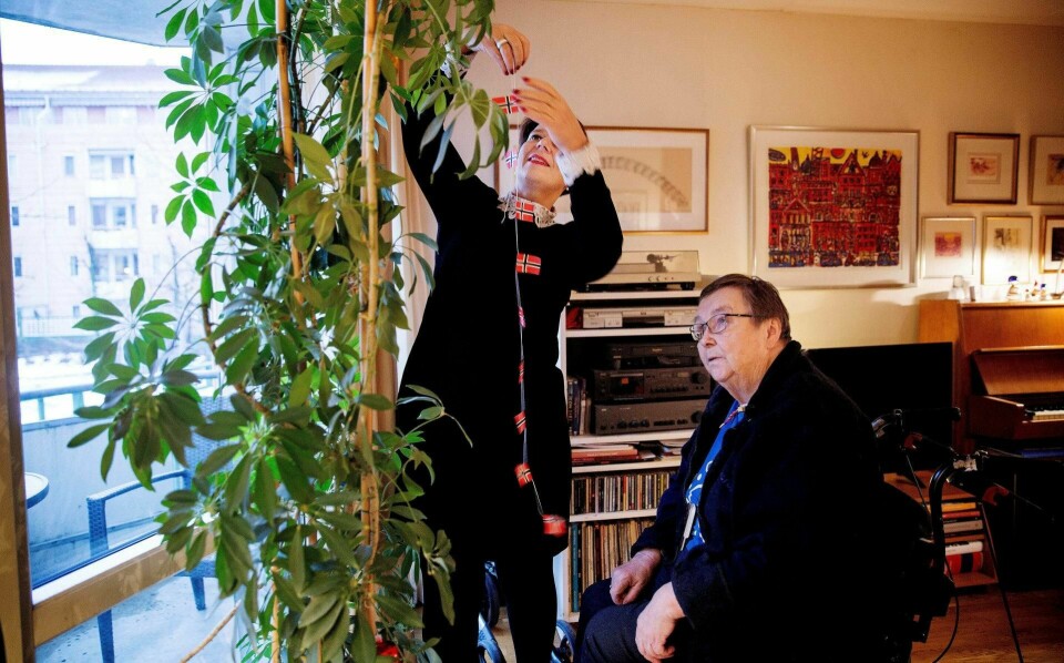 Eldrebyråd Tone Tellevik Dahl er stolt over å se at aktivitetstid for eldre fungerer. Torsdag var hun innom for å hjelpe Ann-Karin Johansen å pynte litt. – Jeg får vel litt ekstra aktivitetstid, når jeg er så samarbeidsvillig? spør Johansen byråden. På spøk.