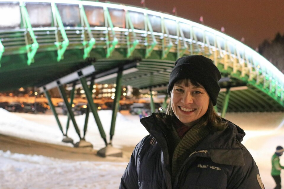 Byråd Rina Mariann Hansen foran den nye skibroen på Skullerud.