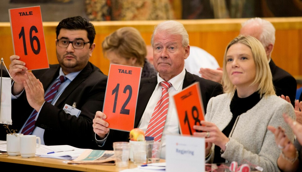 Tidligere partileder Carl I. Hagen (i midten) ba Riksadvokaten vurdere riksrett for sin bedragerisiktede partifelle Mazyar Keshvari (til venstre). Her er de to fotografert ved siden av hverandre under fylkesårsmøtet i Oslo Frp i 2014. Til høyre Sylvi Listhaug.