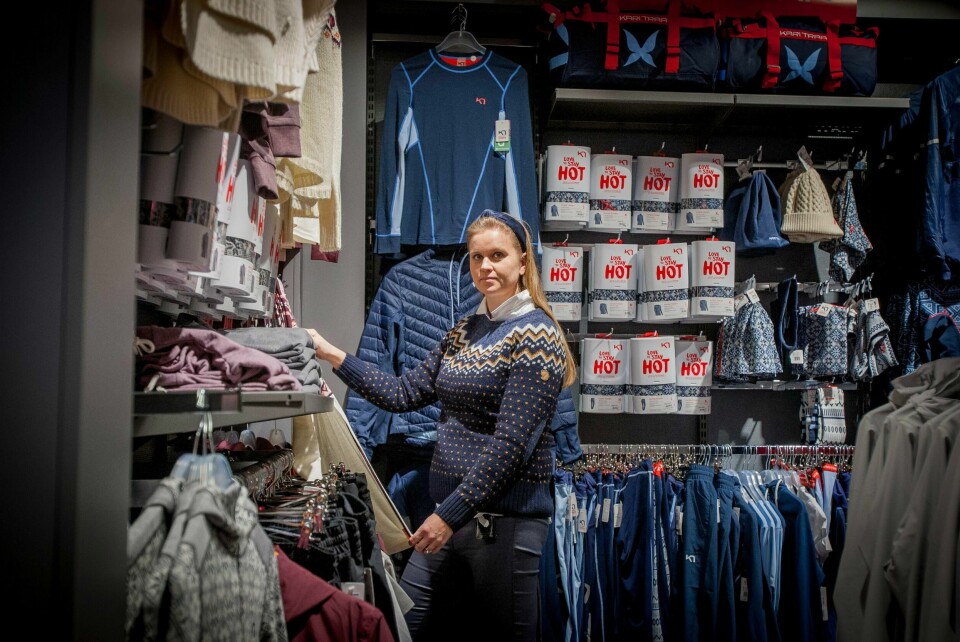 Assisterende butikksjef hos Intersport i Østervåg, Susanne Svendsen, sier ull er julens store vinner. Det er spesielt ullen fra Kari Traa, Devold og Aclima som selger godt.