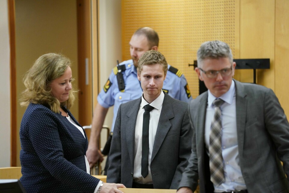 Også når han framstilles for forlenget varetektsfengsling mandag, vil draps- og terrorsiktede Philip Manshaus la seg fotografere av pressen. Her er han under forrige fengslingsmøte sammen med forsvarsadvokatene Unni Fries og Audun Beckstrøm.