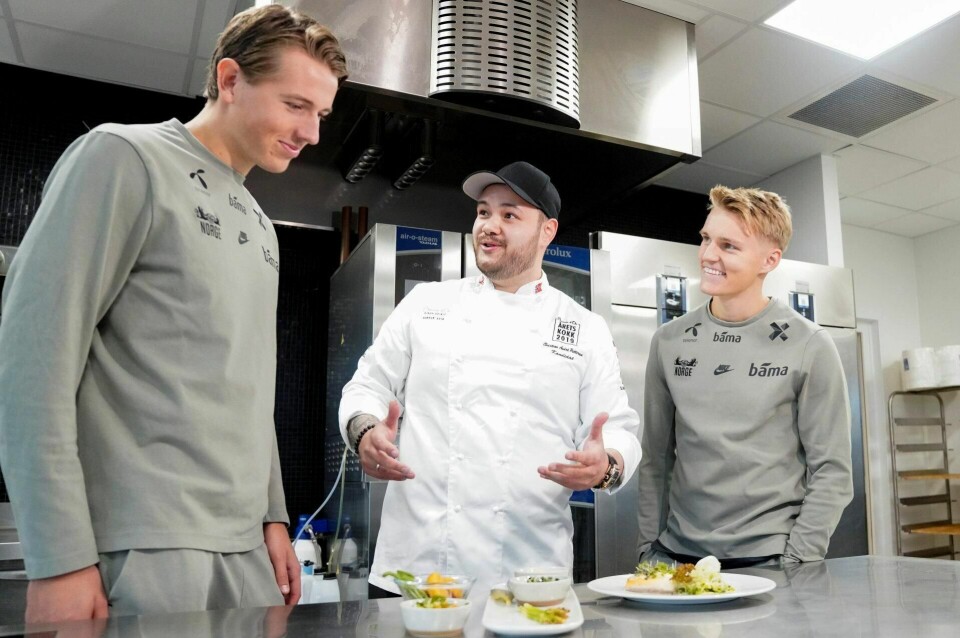 Genks Sander Berge og Real Sociedads Martin Ødegaard sammen med landslagskokk Christian Pettersen hos Bama i Oslo i går. Der fikk landslagsspill erne servert lunsj etter trening. Begge tok til seg kokkeleringskunnskaper. – Jeg ble mektig imponert, sier tidligere Vålerenga-spiller Berge til Dagsavisen.FO TO: FREDRIK HAGEN/NTB SCANPIX