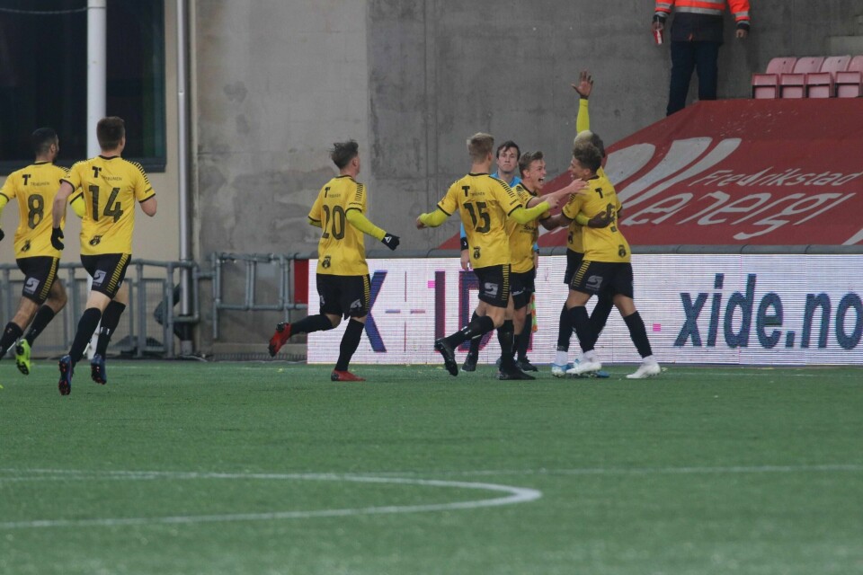 Christoffer Skårn (til høyre) scoret kampens eneste mål da Moss slo Fredrikstad.