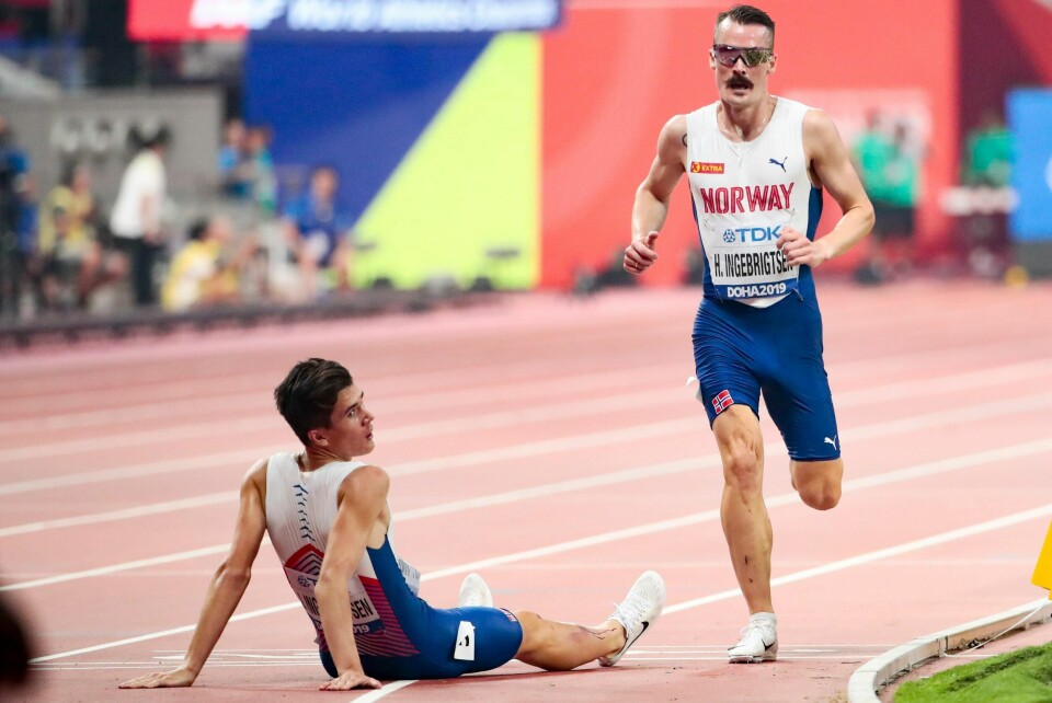 Her løper Henrik Ingebrigtsen over mål med broren Jakob allerede sittende ved målstreken. Foto: Lise Åserud / NTB scanpix.