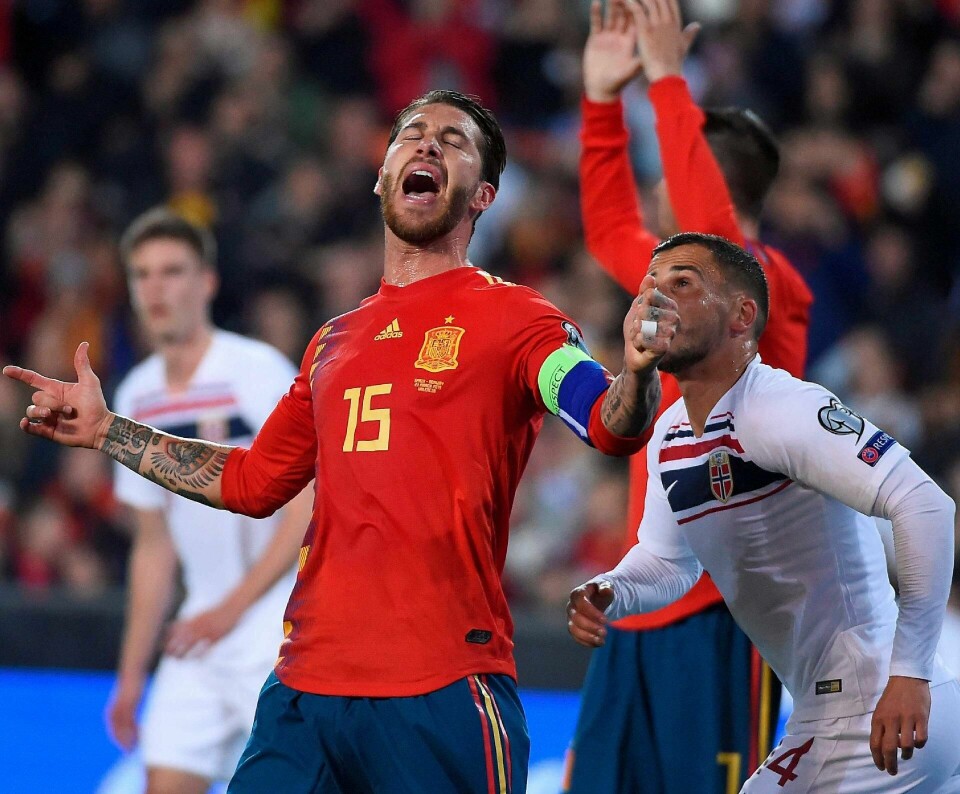 Spania og Sergio Ramos (t.v.) slo Norge og Omar Elabdealloui (t.h.) 2-1 da lagene møttes i Valencia i mars. Skal Norge og Lars Lagerbäck ha et håp om å avansere til EM via gruppespillet, bør det trolig bli minst ett poeng på Ullevaal lørdag. FOTO: JOSE JORDAN/NTB SCANPIX