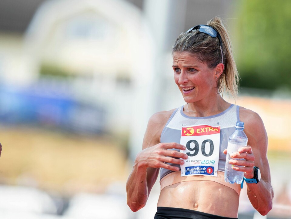 En sliten og varm Therese Johaug etter at hun gikk inn til en seier i 10.000 meter i friidretts-NM 4. august.