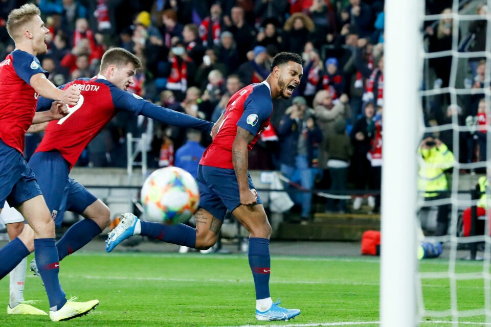 Joshua King har scoret. Den var viktig! Oslo 20191012. Kristoffer Ajer, Alexander Sørloth og Joshua King jubler for sistnevntes 1-1-scoring på straffe under EM-kvalifiseringskampen mellom Norge og Spania på Ullevaal Stadion.Foto: Stian Lysberg Solum / NTB scanpix
