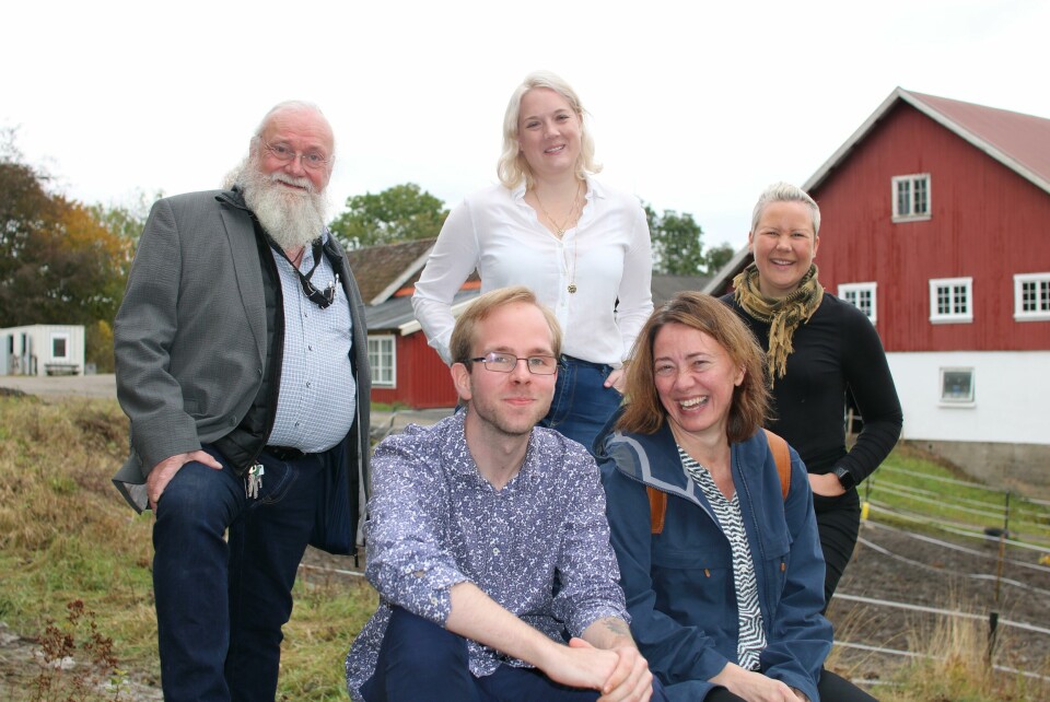 Fontenhuset håper byrådet vil gi dem penger til å kunne etablere seg på Loftsrud gård på Mortensrud. Foran Marius Pettersen og nestleder i Fontnehuset Oslo Øst, Solveig Persson. Bak fra vebstre Bjørn Petterson, Aina Stenersen (Frp) og Hanna Kristine Larsen ved Fontenehuset. Fontenhuset håper byrådet vil gi dem penger til å kunne etablere seg på Loftsrud gård på Mortensrud. Foran Marius Pettersen og nestleder i Fontnehuset Oslo Øst, Solveig Persson. Bak fra vebstre Bjørn Petterson, Aina Stenersen (Frp) og Hanna Kristine Larsen ved Fontenehuset.