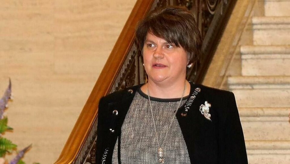Democratic Unionist Partys (DUP) leder Arlene Foster på vei til samlingen av det nordirske parlamentet mandag. Democratic Unionist Party (DUP) leader Arlene Foster walks to attend a special sitting of Northern Ireland's devolved parliament, at Parliament Buildings, the seat of the Northern Ireland Assembly, on the Stormont Estate in Belfast, Northern Ireland, on October 21, 2019. - A group of Northern Irish lawmakers will return to their parliament on Monday in a last-minute protest at the liberalisation of abortion laws, set to come into force after being decided by London for the suspended Belfast executive. The regional government in Belfast collapsed in January 2017 after a scandal over a renewable heating scheme split the power-sharing executive, amid a breakdown in trust. Abortion is currently illegal in the province, except when the mother's life is in danger. (Photo by PAUL FAITH / AFP)