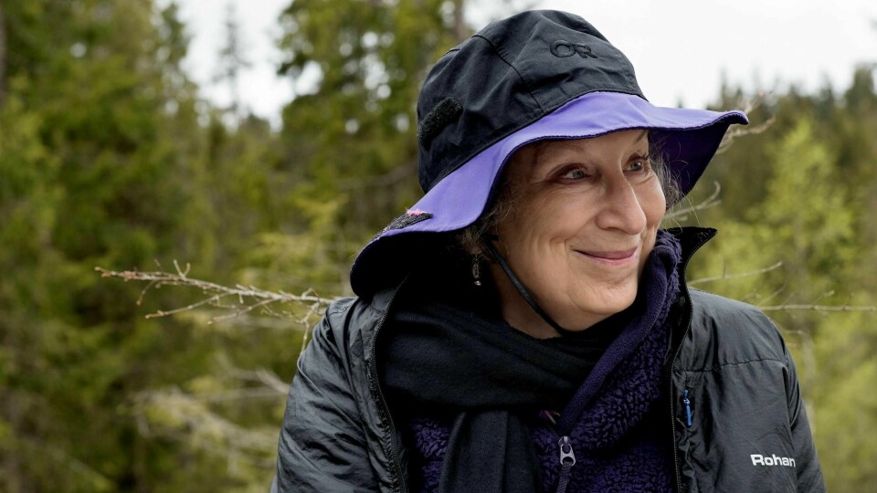 Navnet på «alles» lepper i år i forkant av morgendagens utdeling av Nobelprisen i litteratur, er canadiske Margaret Atwood (79). Her er hun da hun overleverte den første teksten til Famtidsbiblioteket, et litterært kunstverk i Nordmarka.