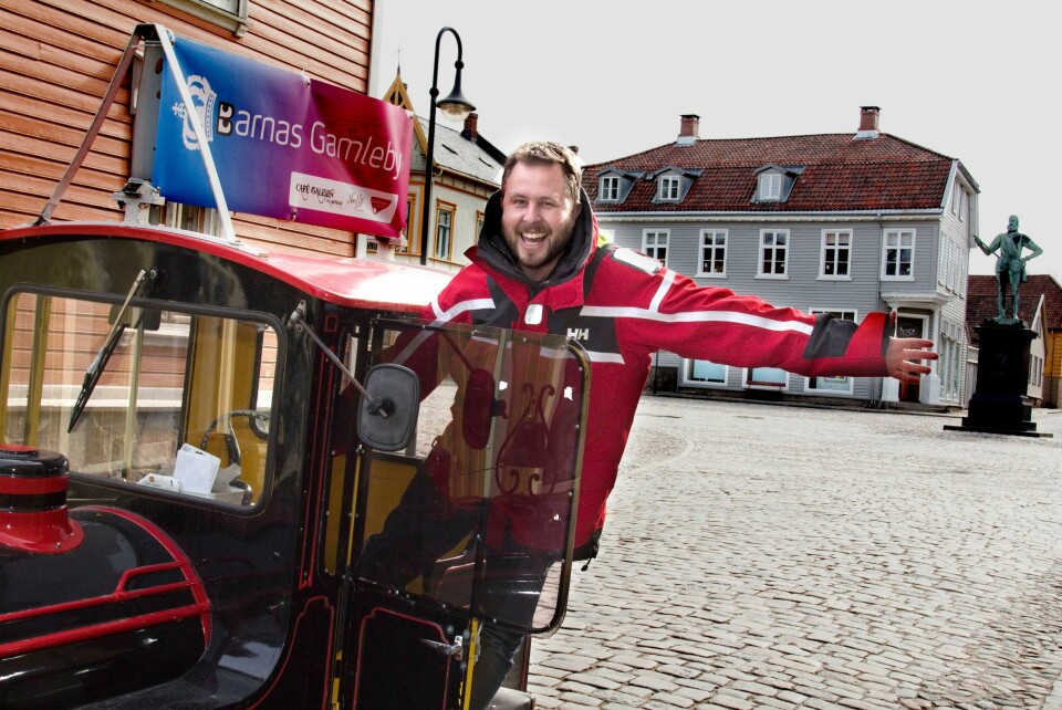 – Jeg vet det er som å stikke fingeren i et vepsebol, men noen må rydde opp i Gamlebyen. Og det må bli kommunen, sa Alexander Hermansen i 2012. Men understreket samtidig at det mange som samarbeider usedvanlig godt. Han har fått nok - mer enn nok - etter motstanden mot togplanene. Og at en håndfull personer skalter og forvalter festningsbyen som det skulle være deres egen private eiendom. -Jeg vet det er som å stikke fingeren i et vepsebol, men noen må rydde opp i Gamlebyen. Og det må bli kommunen, sier Alexander Hermansen.
Men understreker samtidig at det mange som samarbeider usedvanlig godt. Han har fått nok - mer enn nok - etter motstanden mot togplanene. Og at en håndfull personer skalter og forvalter festningsbyen som det skulle være deres egen private eiendom.
tog gamlebyen
