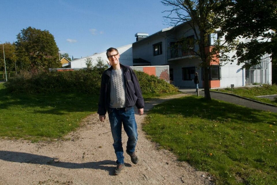 – SOM I ET FENGSEL: – Når du lever på 12-15 kvadratmeter i måned etter måned får du følelsen av å være i et fengsel, sier den mangeårige rusmisbrukeren Morten Pettersen (48), som må regne med å bo i Traraveien 19 i minst et år før han selv eller kommunen finner en ordinær bolig. – SOM I ET FENGSEL: – Når du lever på 12-15 kvadratmeter i måned etter måned får du følelsen av å være i et fengsel, sier den mangeårige rusmisbrukeren Morten Pettersen (48), som må regne med å bo i Traraveien 19 i minst et år før han selv eller kommunen finner en ordinær bolig.