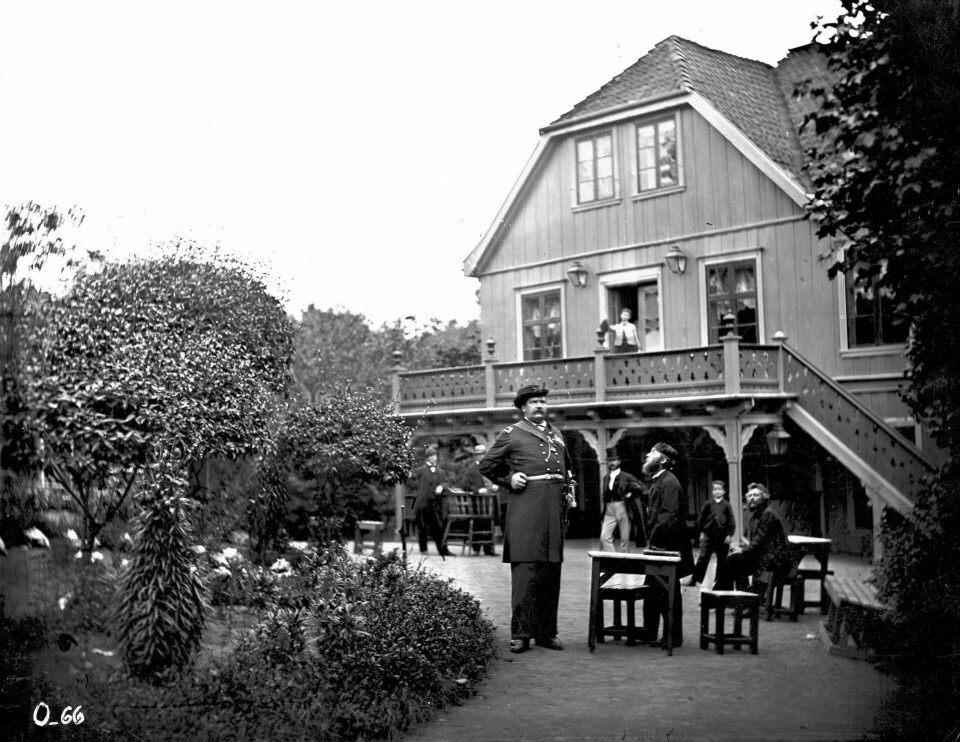 Forlystelsesstedet Klingenbergs eldste restaurant, som etter hvert ble et vanningshull kalt Drammeslukeren, brant ned til grunnen i 1888. I stedet kom det blant annet en bodega. Bildet er fra cirka 1868–69. Mennene i uniform er antakelig med i en forestilling. Forlystelsesstedet Klingenbergs eldste restaurant, som etter hvert ble et vanningshull kalt Drammeslukeren, brant ned til grunnen i 1888. I stedet kom det blant annet en bodega. Bildet er fra cirka 1868–69. Mennene i uniform er antakelig med i en forestilling.