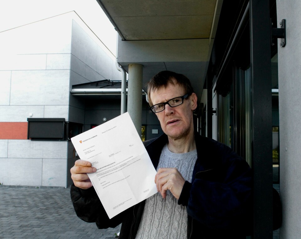 SJANSELØST: Morten Pettersen hevder han er sjanseløs til å betale regninga på nesten 23.000 kroner for reparasjon av trygdeleiligheten han hadde på Rolvsøy, som ble vandalisert mens han selv satt i fengsel i fjor. SJANSELØST: Morten Pettersen hevder han er sjanseløs til å betale regninga på nesten 23.000 kroner for reparasjon av trygdeleiligheten han hadde på Rolvsøy, som ble vandalisert mens han selv satt i fengsel i fjor.