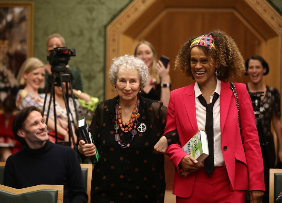 Margaret Atwood sammen med Bernardine Evaristo, som deler Booker-prisen for 2019.