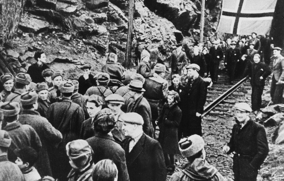 Norske flyktninger fra nazistenes tvangsevakuering møter de russiske befrierne utenfor Bjørnevatn gruve der tusener hadde søkt tilflukt. FOTO: NTB SCANPIX