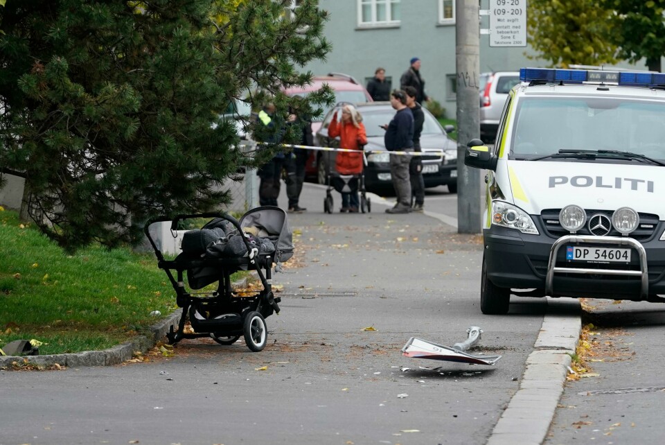 Oslo 20191022. En person har kapret en ambulanse på Torshov. Personen skal ha kjørt på personer og kollidert med flere kjøretøy. En barnevogn med to små barn ble truffet av den kaprede ambulansen.Foto: Håkon Mosvold Larsen / NTB scanpix Oslo 20191022. En person har kapret en ambulanse på Torshov. Personen skal ha kjørt på personer og kollidert med flere kjøretøy. En barnevogn med to små barn ble truffet av den kaprede ambulansen.Foto: Håkon Mosvold Larsen / NTB scanpix