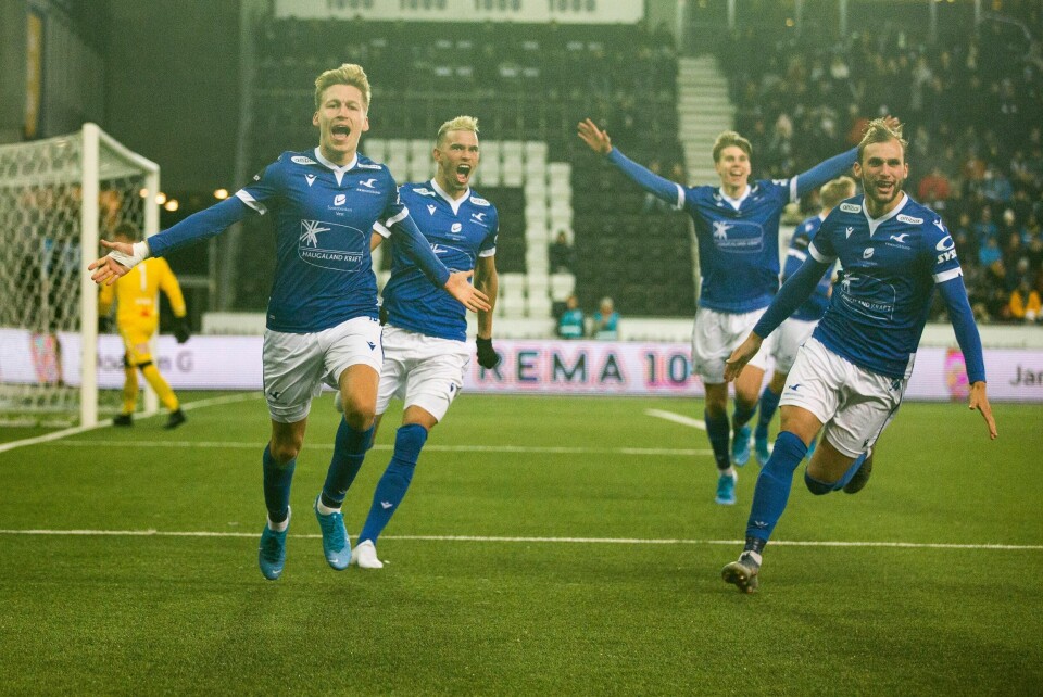 Haugesund-spillerne jubler etter at Niklas Sandberg scoret ledermålet mot Odd på straffespark. Martin Samuelsen bakerst.