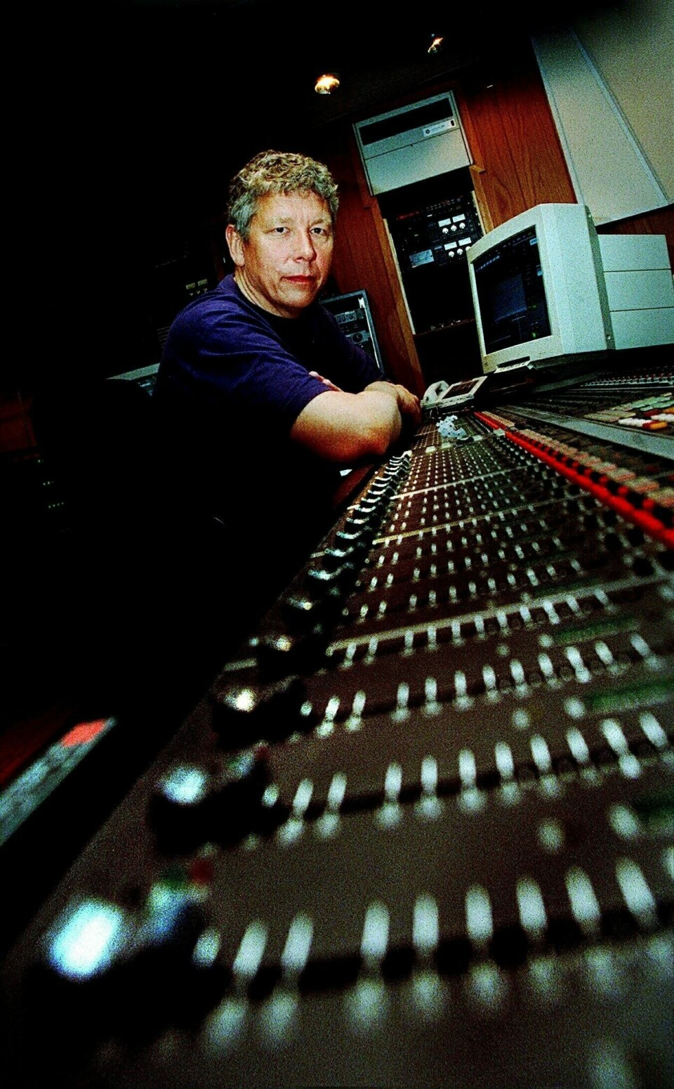 Jan Erik Kongshaug fotografert i sitt rainbow Studio i 1999.
