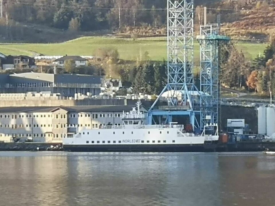 Ferga MF Ytterøyningen, hvor det brøt ut brann i batteriene, ligger nå til kai i Ølensvåg. Ferga MF Ytterøyningen, hvor det brøt ut brann i batteriene, ligger nå til kai i Ølensvåg.