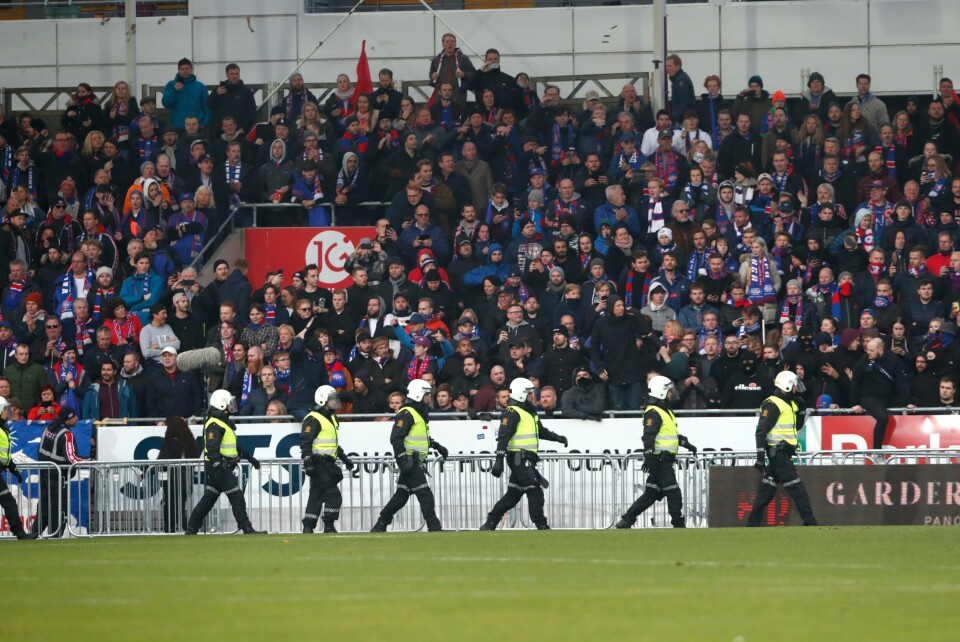 Politiet var mannsterke på Åråsen lørdag. Lillestrøm 20191026. Bluss på banen og kampen ble stoppet og politiet rykker inn.
Lillestrøm møter hjemme på Åråsen lørdag.Foto: Terje Bendiksby / NTB scanpix