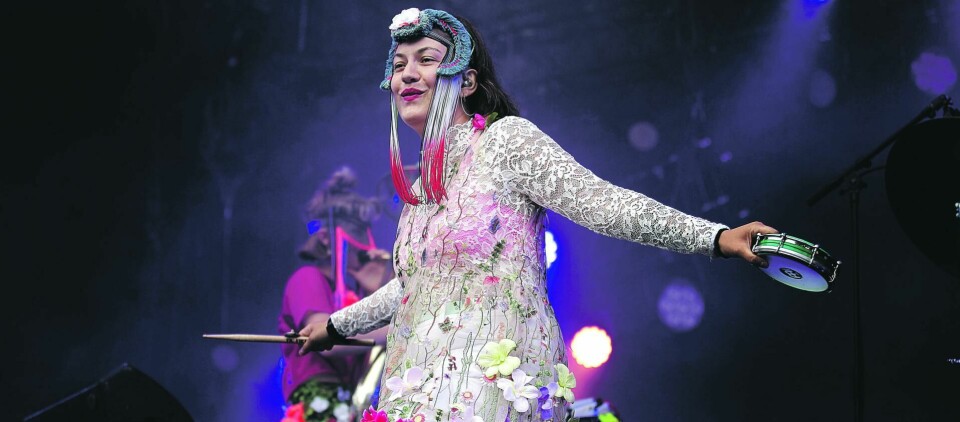 – Historien går i loop og vi har ikke evnen til å lære av det, sier Marianna Sangita Angeletaki Røe i Broen. Nå slipper de nytt album og legger opp til en helaften og vel så det under Oslo World. Her er frontfiguren i aksjon på Øyafestivalen. FOTO: MODE STEINKJER – Historien går i loop og vi har ikke evnen til å lære av det, sier Marianna Sangita Angeletaki Røe i Broen. Nå slipper de nytt album og legger opp til en helaften og vel så det under Oslo World. Her er frontfiguren i aksjon på Øyafestivalen. FOTO: MODE STEINKJER
