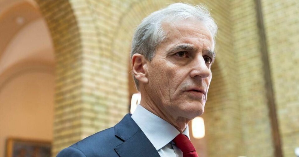 Jonas Gahr Støre vil ha flere svar på spørsmål han har på blokka.
