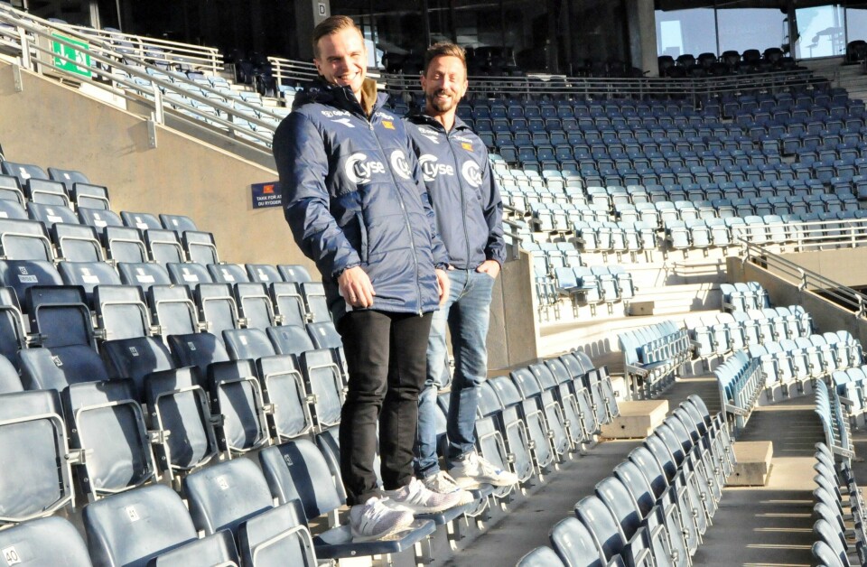 På dagen to år etter nedrykket skinner så definitivt solen på Viking igjen. Eirik Bjørnø og Kjartan Salvesen venter storinnrykk og 16.000 til morgendagens semifinale i NM mot Ranheim og fotballfeberen herjer i Stavanger. FOTO: ESPEN IVERSEN På dagen to år etter nedrykket skinner så definitivt solen på Viking igjen. Eirik Bjørnø og Kjartan Salvesen venter storinnrykk og 16.000 til morgendagens semifinale i NM mot Ranheim og fotballfeberen herjer i Stavanger. FOTO: ESPEN IVERSEN
